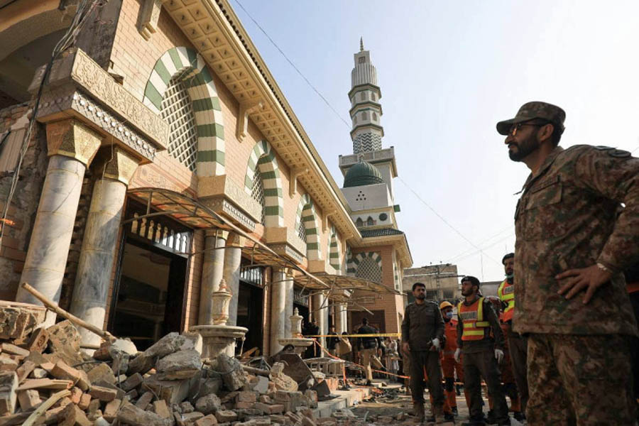 Ya van 95 muertos tras atentado a mezquita en Pakistan