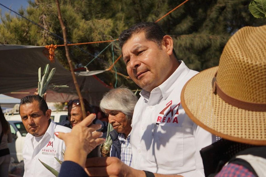 Entregó Alejandro Armenta magueyes en la mixteca