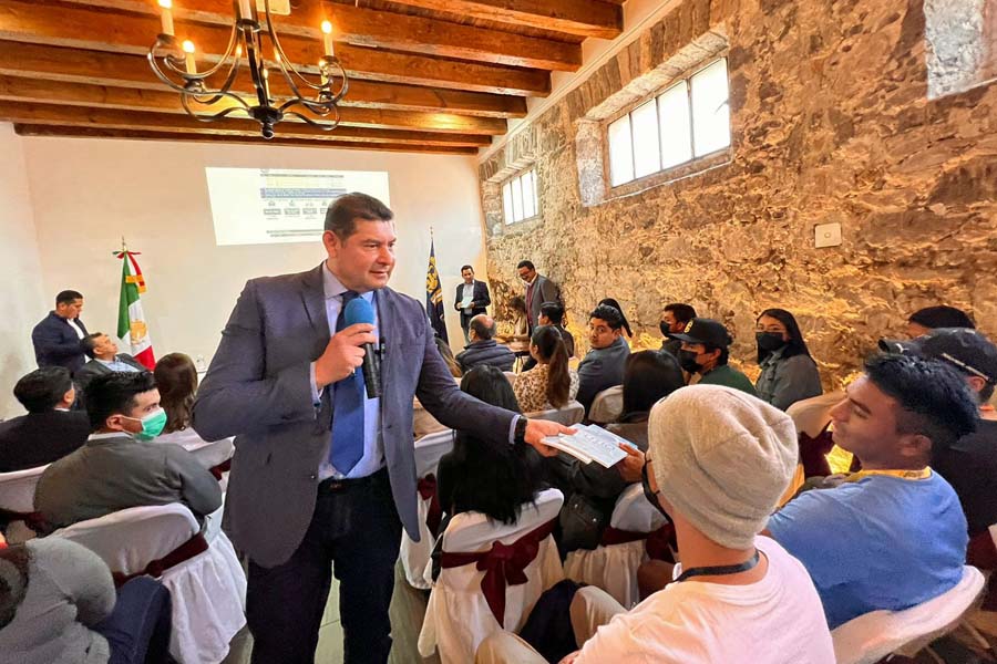 Se reunió Alejandro Armenta con jóvenes de Teziutlán