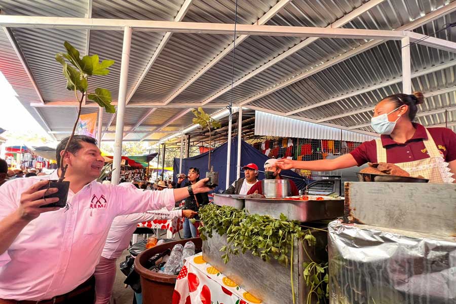 Entregó Alejandro Armenta magueyes en la mixteca