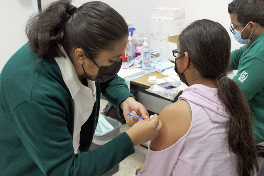 Realizan BUAP e IMSS Campaña de Vacunación Universitaria