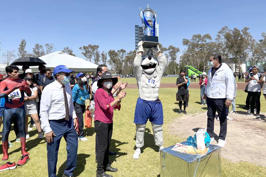 Celebró BUAP Día del Amor con carrera de botargas