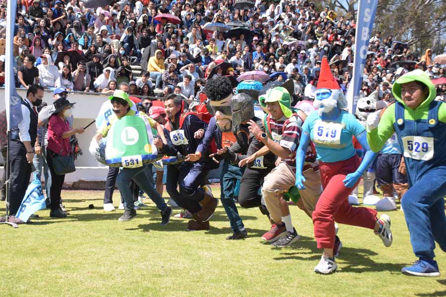 Celebró BUAP Día del Amor con carrera de botargas