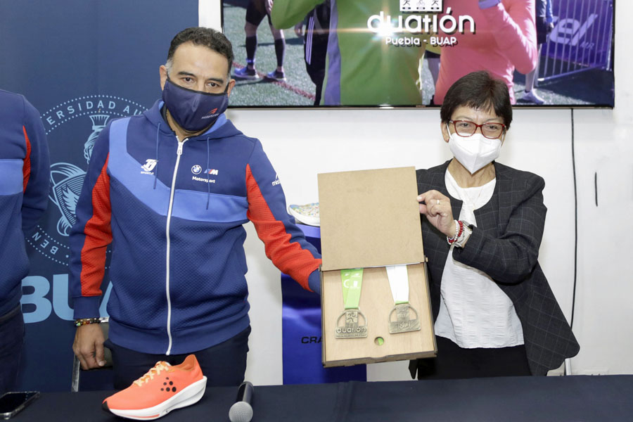 Presentó Lilia Cedillo playera y medalla del Duatlón BUAP