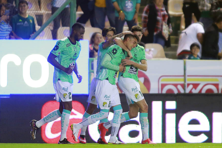 Larcamón y el León vencieron al Club Puebla 2-0