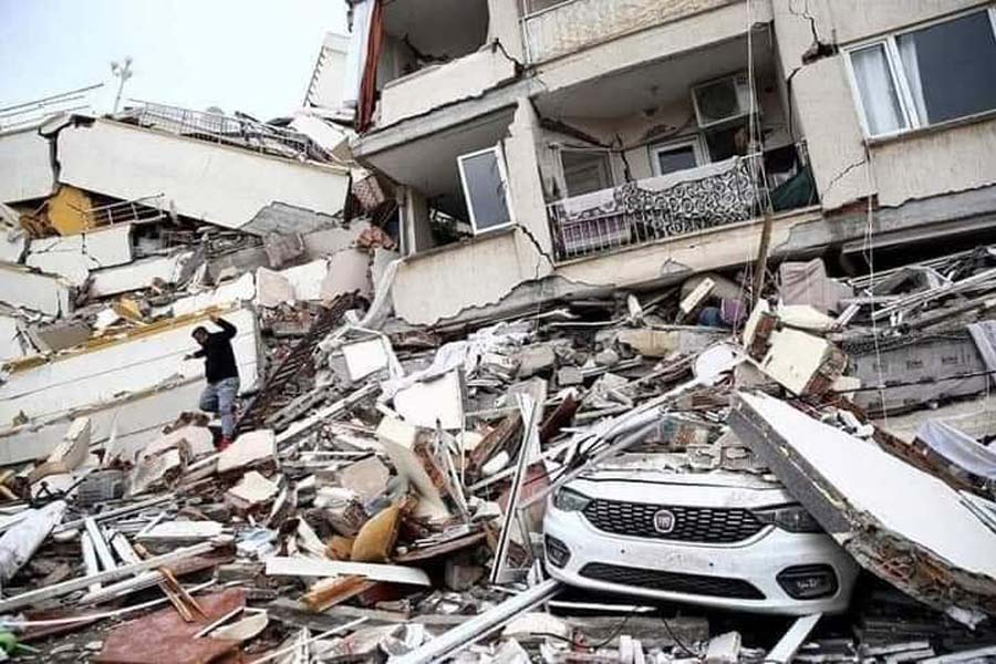 Suman 4 mil 360 muertos por sismo en Turquía y Siria