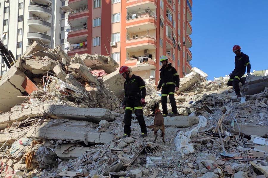 Suman 7 mil 800 muertos por terremoto en Siria y Turquía