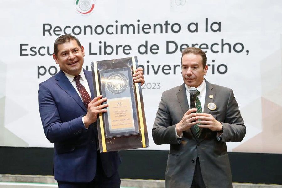 Reconoció Armenta a la Escuela Libre de Derecho de Puebla