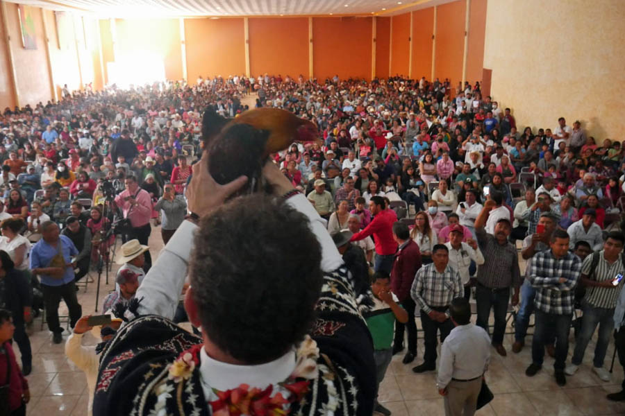 En Tlatlauquitepec habitantes escucharon a Nacho Mier