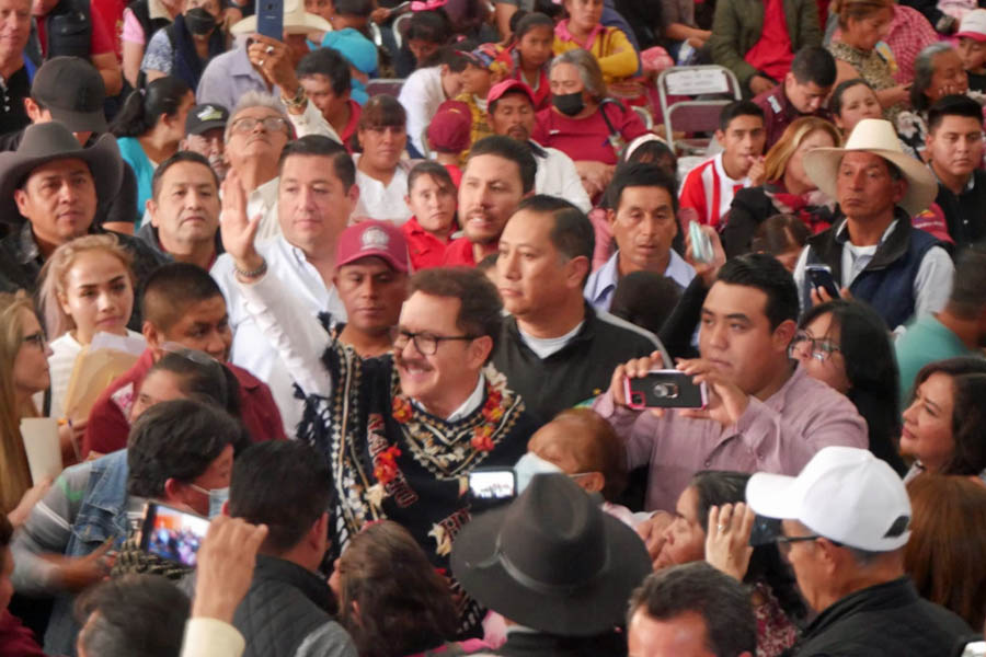 En Tlatlauquitepec habitantes escucharon a Nacho Mier