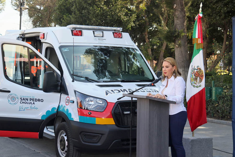 Entregó Paola Angon ambulancia y equipo a Protección Civil