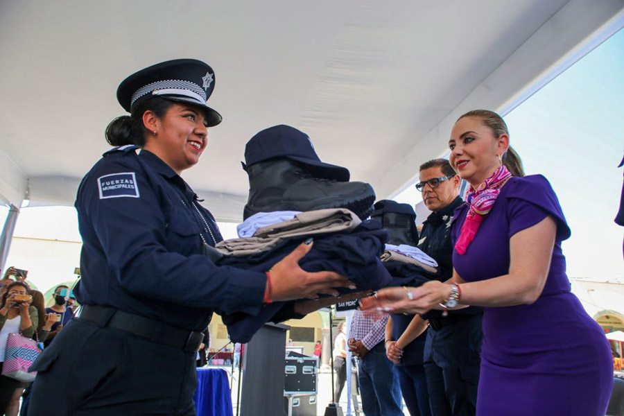 Anunció Paola Angon aumento salarial a policías municipales