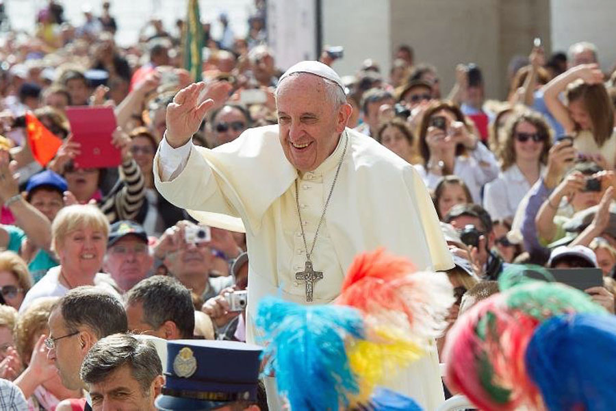 Hospitalizan a Papa Francisco por problemas cardiacos