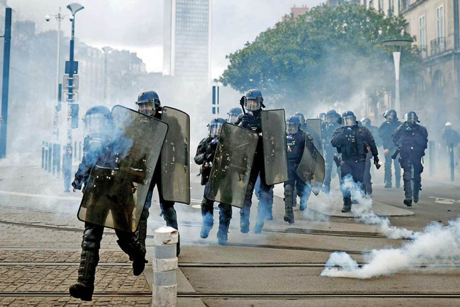 Detenidos 76 por disturbios en Francia por reforma de Macron