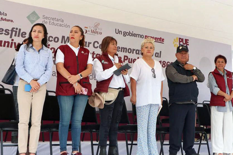 Encabezó titular de la SEP revista de desfile del 5 de Mayo