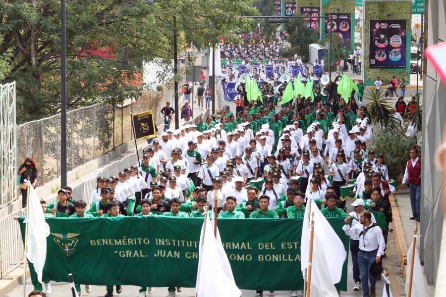 Encabezó titular de la SEP revista de desfile del 5 de Mayo