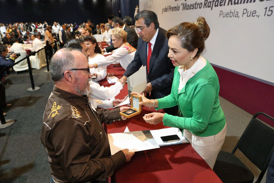 Reconoció Céspedes a maestros por años de servicio