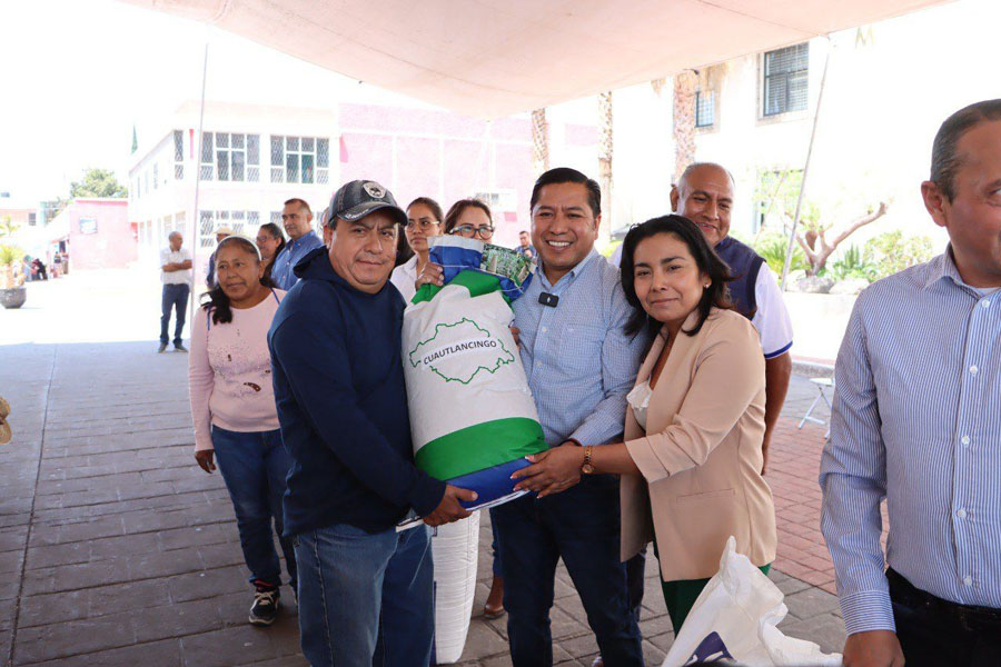 Entregó Filomeno semillas y fertilizantes a campesinos