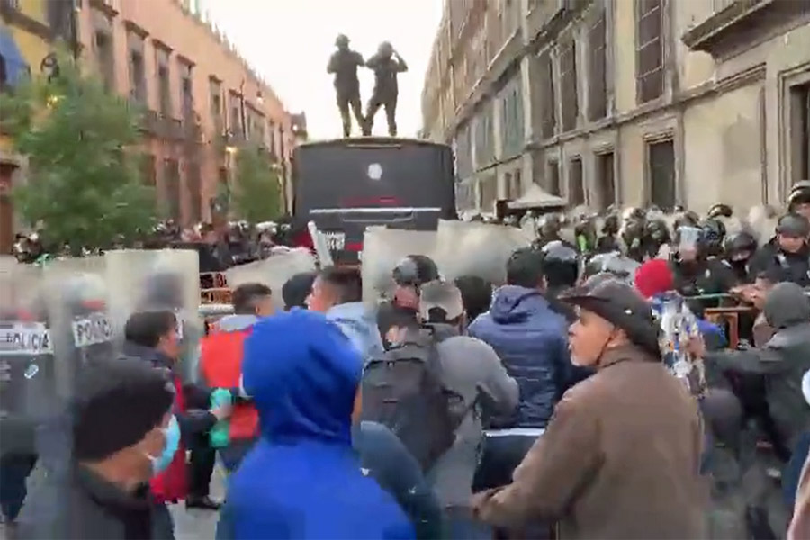 Intentaron maestros de Oaxaca entrar a Palacio Nacional