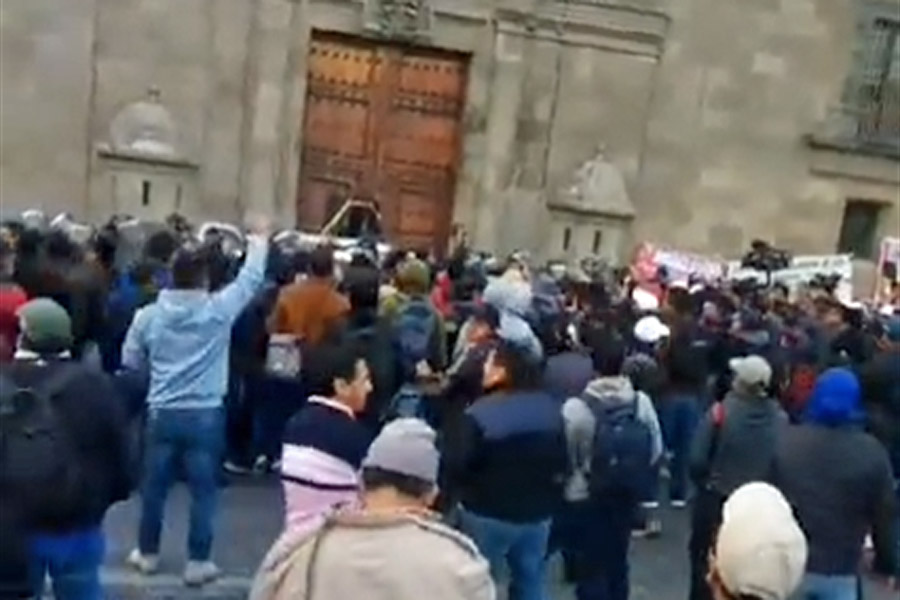 Intentaron maestros de Oaxaca entrar a Palacio Nacional