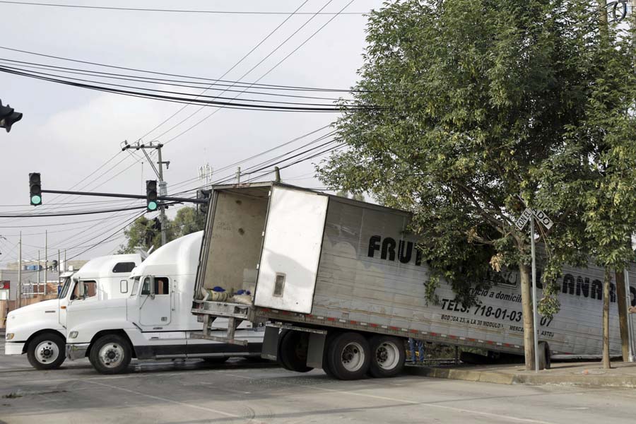 Tráiler quiso ganarle al tren y terminó embestido