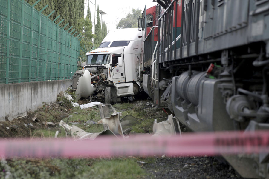 Tráiler quiso ganarle al tren y terminó embestido