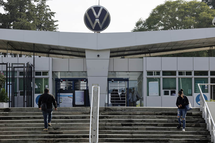 En contra sindicalizados de VW en contratar a 300 eventuales