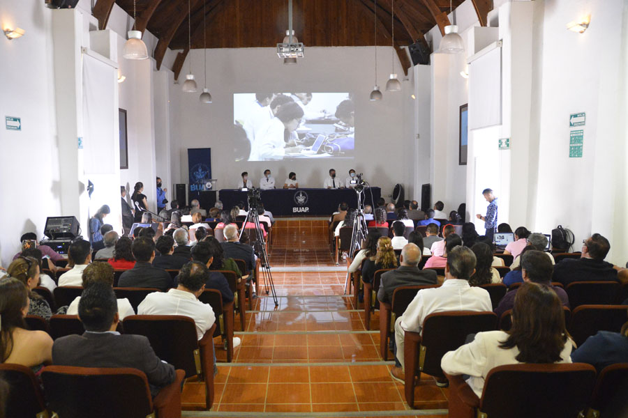 Asistió Lilia Cedillo a Informe de la Facultad de Medicina