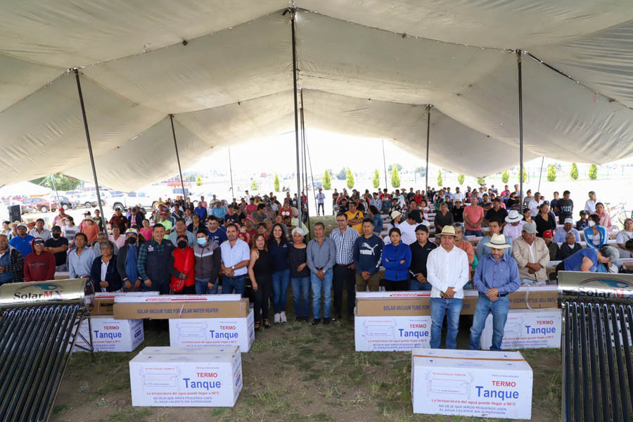 Entregó Lupita Cuautle calentadores solares en Tehuiloyocan