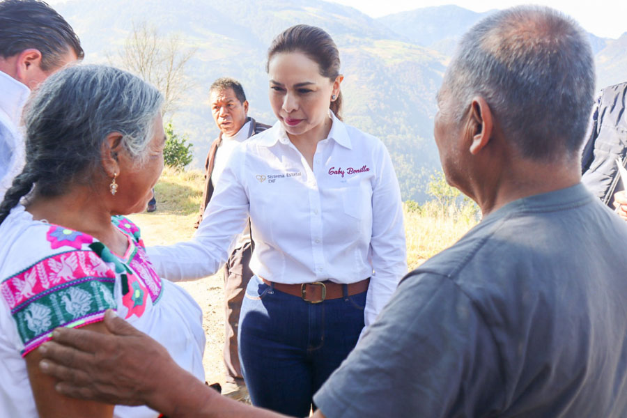 Entregó SEDIF apoyos a afectados por incendio en Zacatlán