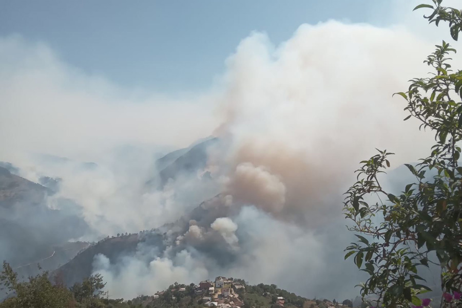 Evacuan comunidades y suspenden clases en Zacatlán por incendio