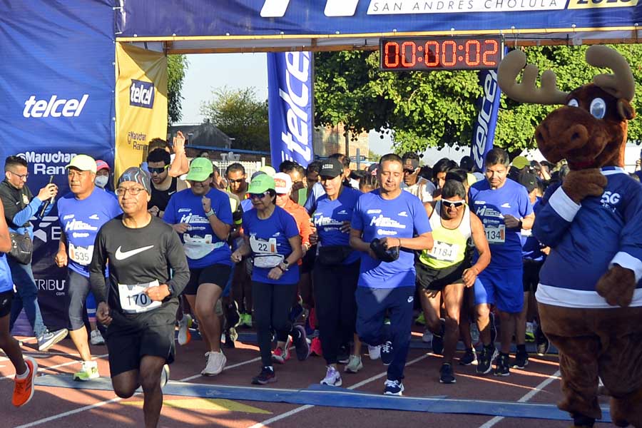 Corrió Lilia Cedillo el Medio Maratón de San Andrés Cholula