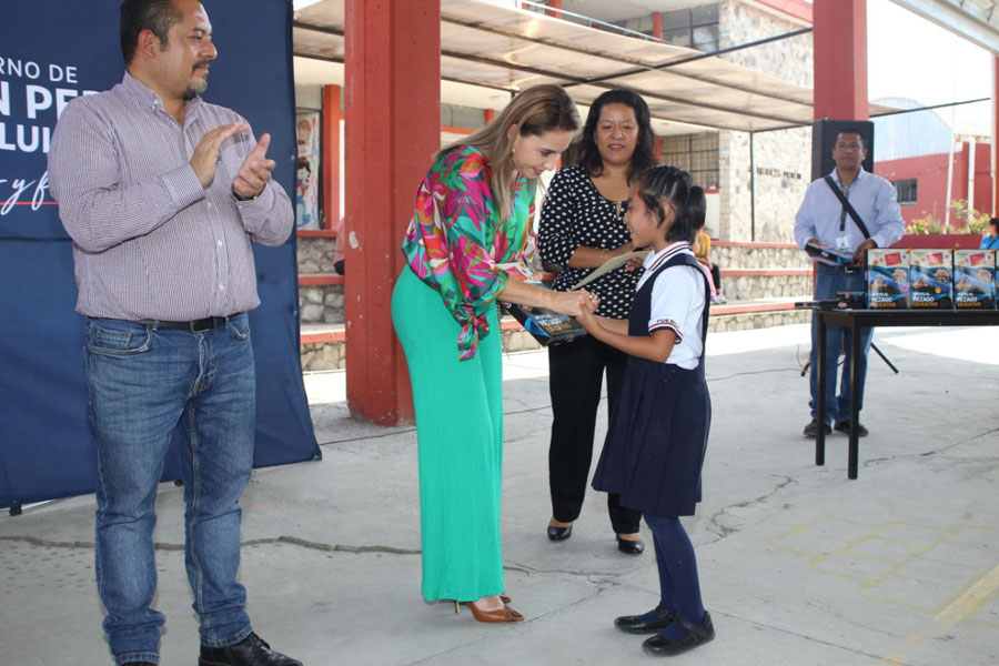 Sigue gobierno de Paola Angon entregando guías de estudio