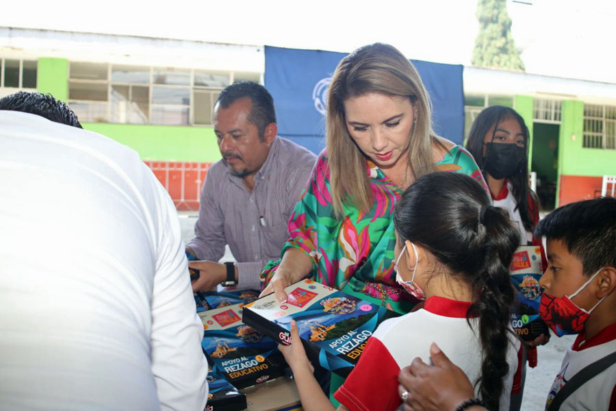 Sigue gobierno de Paola Angon entregando guías de estudio