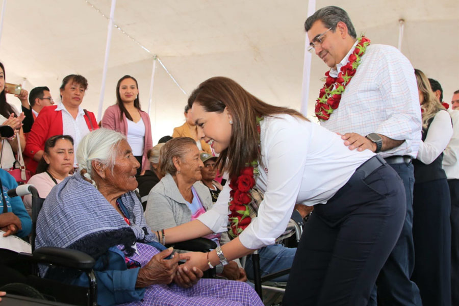 Entregaron Céspedes y Gaby Bonilla aparatos ortopédicos en Tepeaca