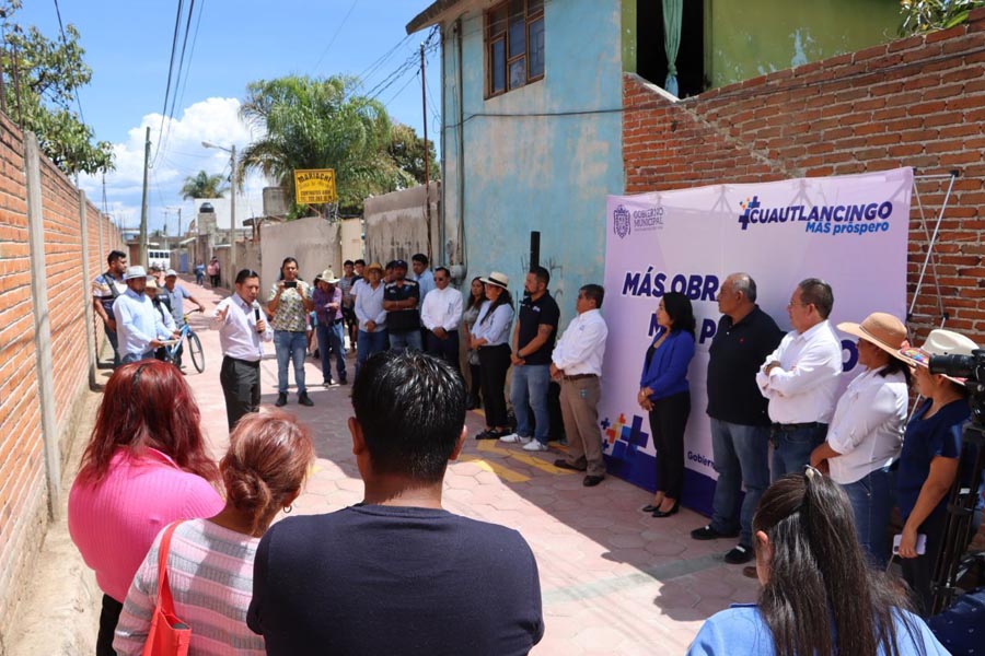 Entregó Filomeno Sarmiento pavimentación en Almecatla