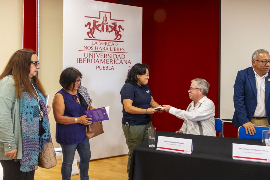 Presentaron en la Ibero Puebla libro Cuatro caminos