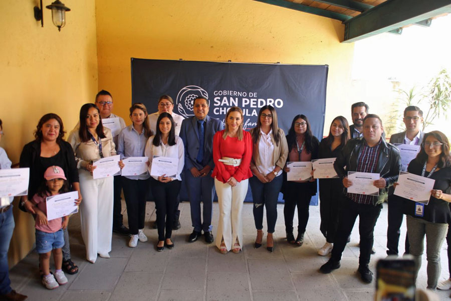 Entregó Paola Angon premio al mérito a servidores públicos