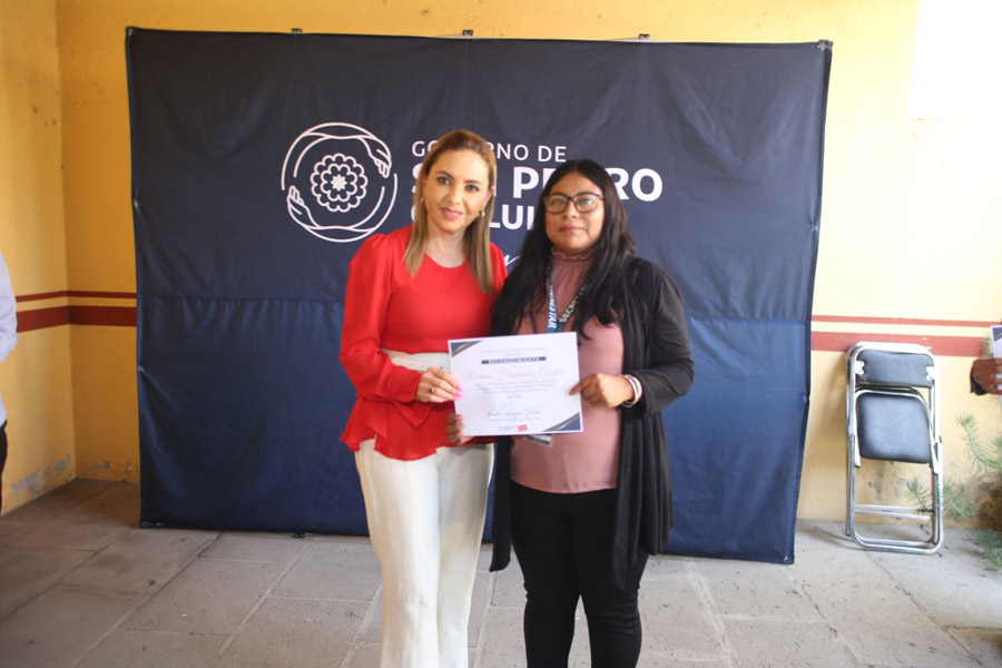 Entregó Paola Angon premio al mérito a servidores públicos