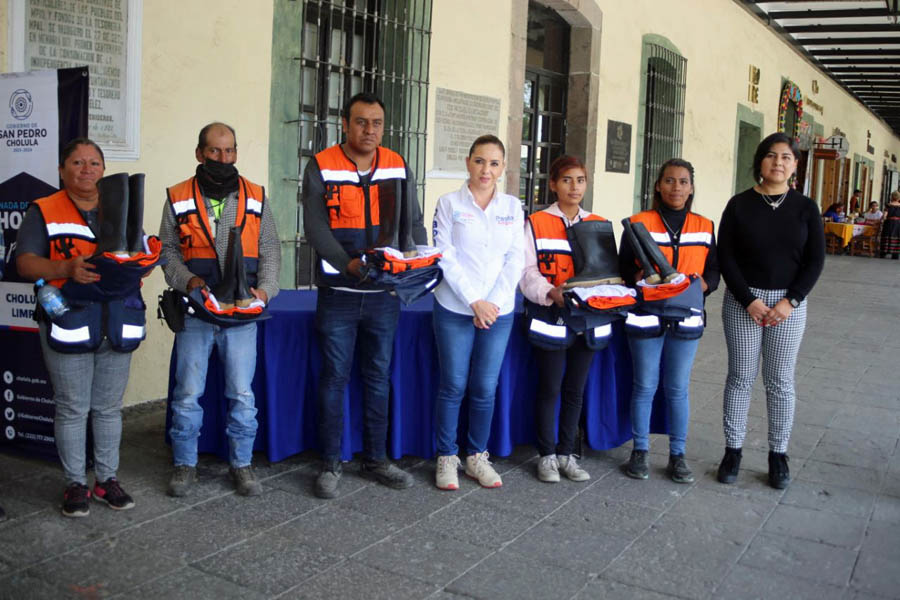 Entregó Paola Angon uniformes a personal de limpia