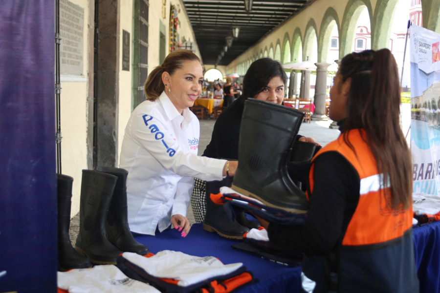 Entregó Paola Angon uniformes a personal de limpia