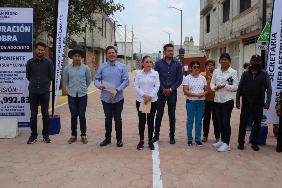 Entregó Paola Angon adoquinamiento de calle de Xixitla