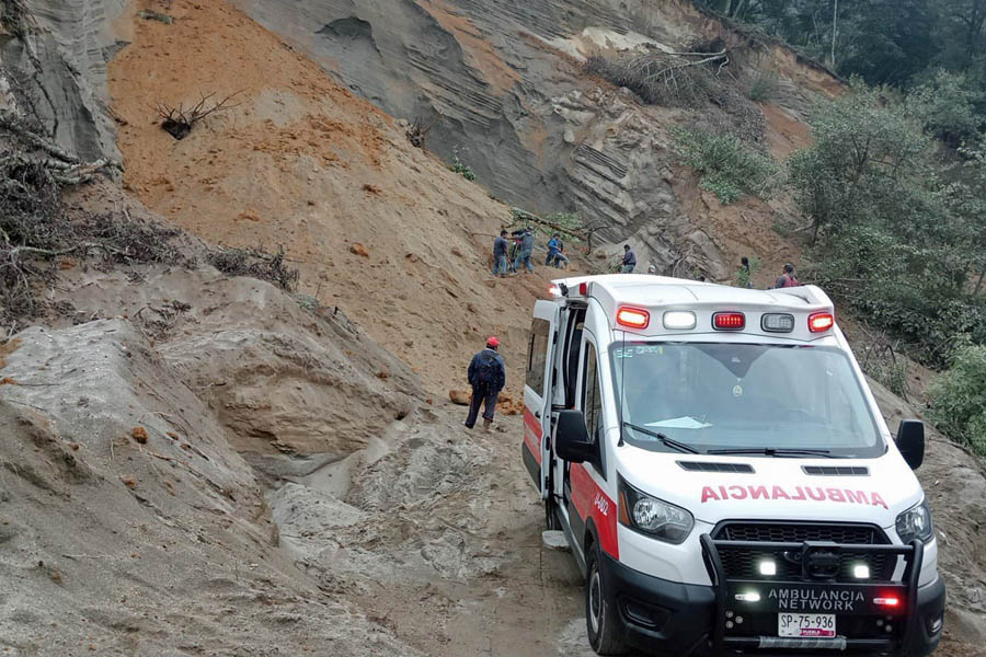 En Tlatlauquitepec alud de tierra sepultó a 2 hombres, uno murió