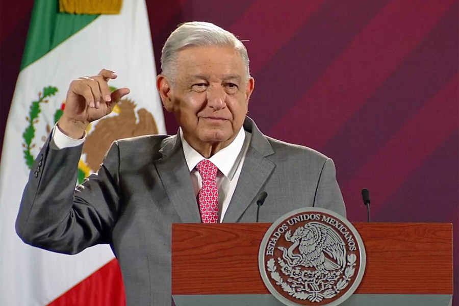 Se burló López Obrador de críticas a libros de texto