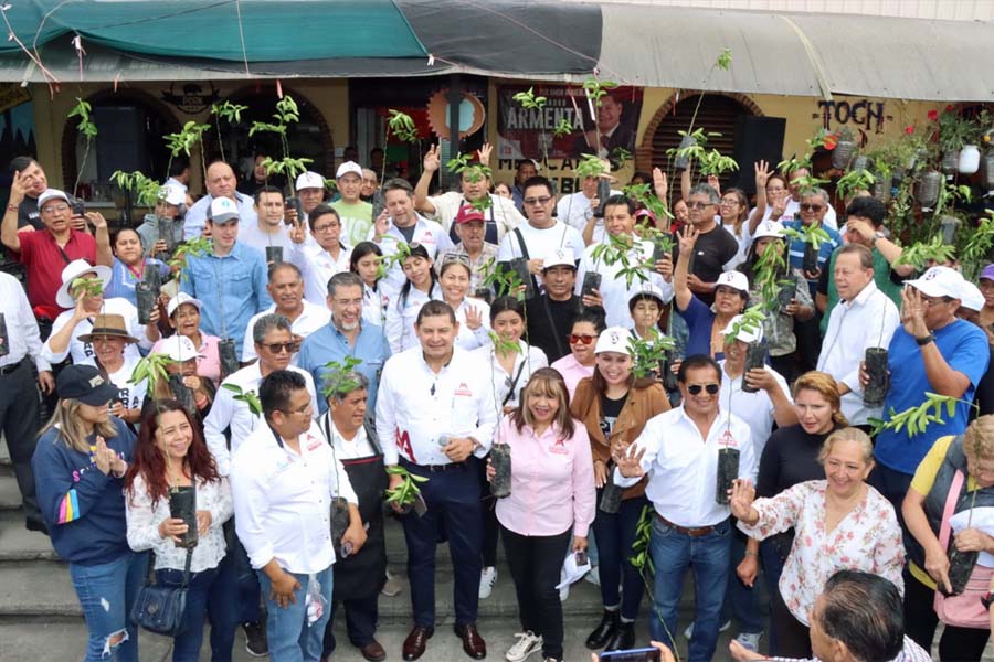 Entregó Armenta mil 500 árboles en el mercado de La Piedad