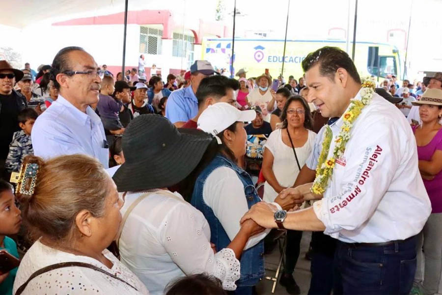 Atendió Armenta a familias de Xonacatepec con agua y salud