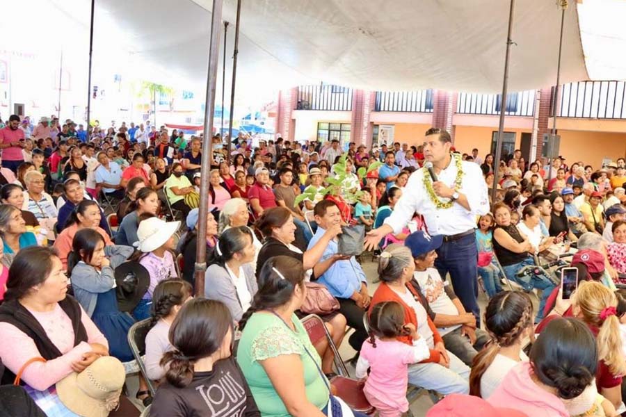 Atendió Armenta a familias de Xonacatepec con agua y salud