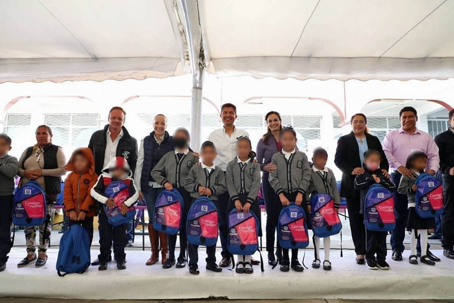 Entregó Eduardo Rivera 10 mil kits de útiles escolares