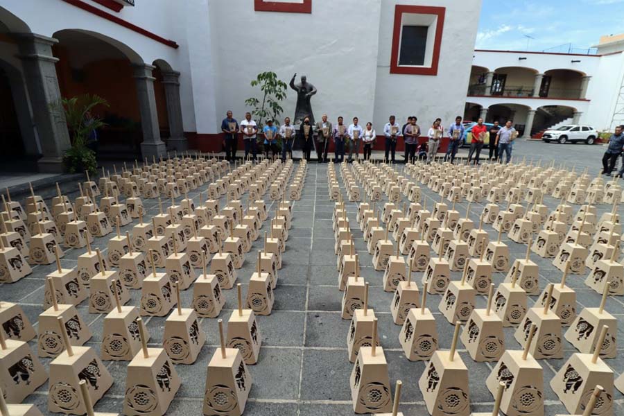 Entregó Paola Angon 500 faroles para procesión del 31 de agosto