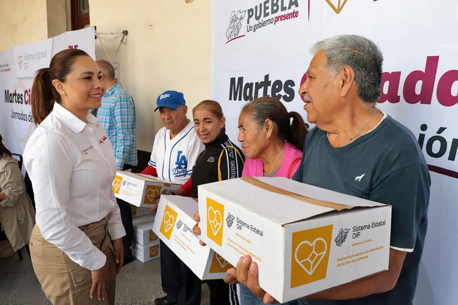 Entregó Gaby Bonilla del SEDIF sillas de ruedas y despensas